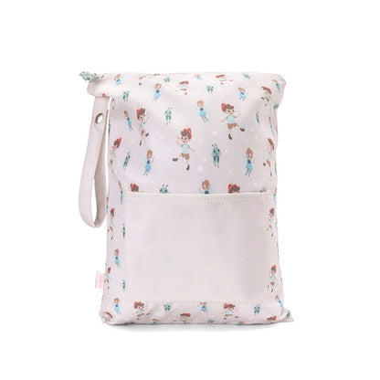 Bolsa Impermeable Wooden Boy de Tutete. Esta bolsa impermeable infantil es el accesorio perfecto para llevar la muda de recambio, la ropa sucia o los trajes de baño mojados de forma higiénica y cómoda. Su asa superior con botón a presión permite colgarla fácilmente del carrito del bebé o de la mochila escolar.