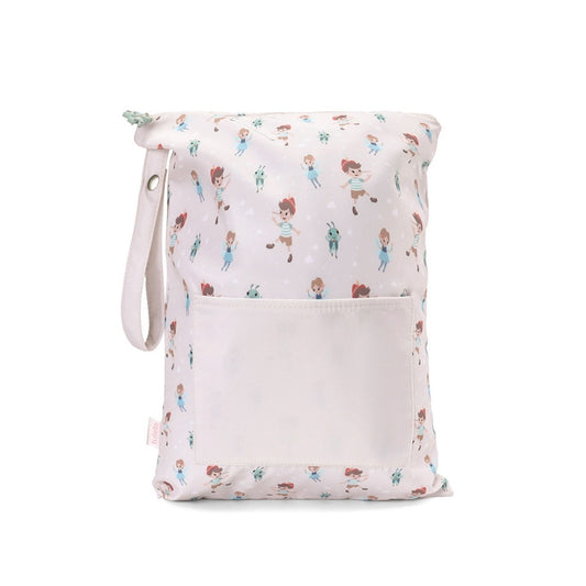 Bolsa Impermeable Wooden Boy de Tutete. Esta bolsa impermeable infantil es el accesorio perfecto para llevar la muda de recambio, la ropa sucia o los trajes de baño mojados de forma higiénica y cómoda. Su asa superior con botón a presión permite colgarla fácilmente del carrito del bebé o de la mochila escolar.