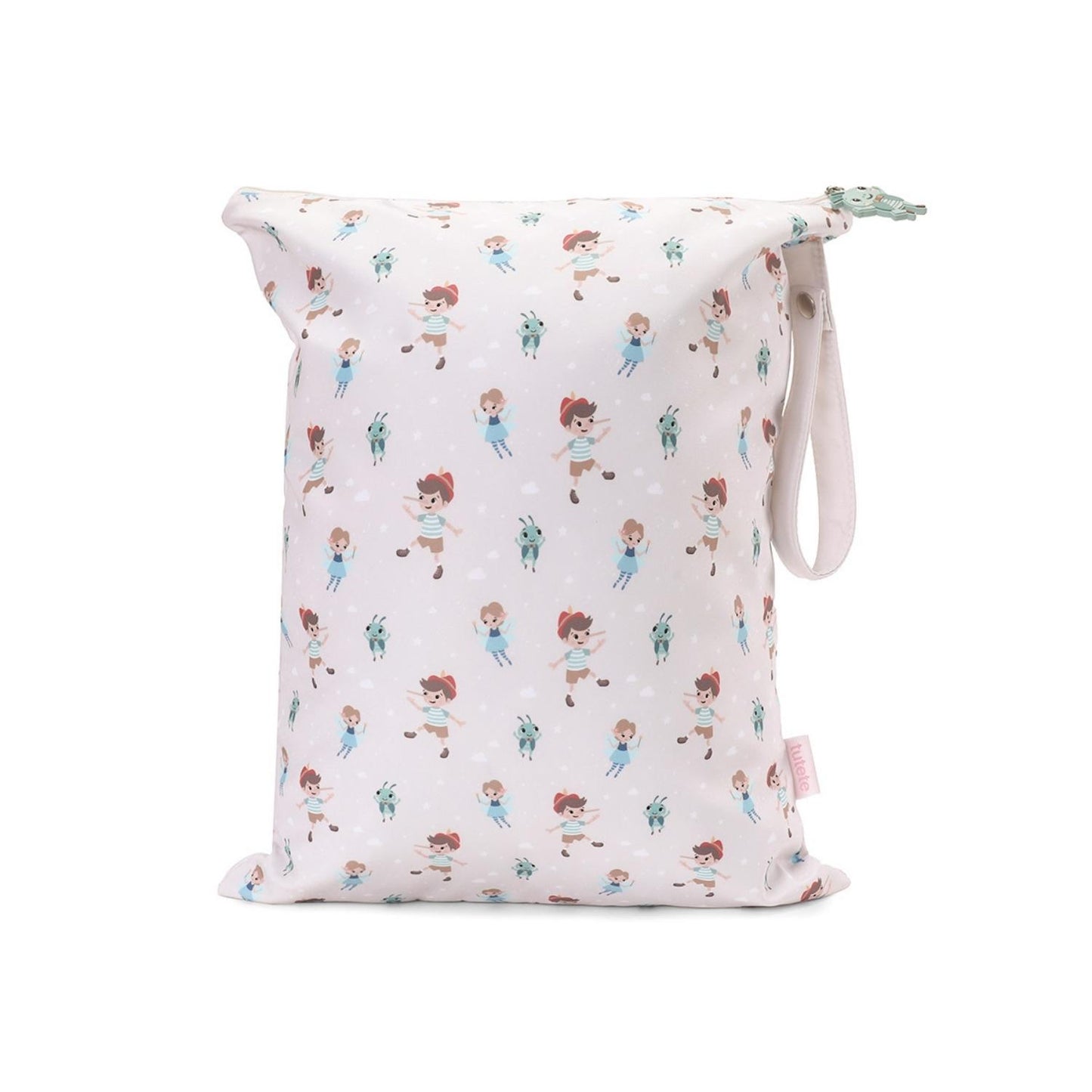 Bolsa Impermeable Wooden Boy de Tutete. Esta bolsa impermeable infantil es el accesorio perfecto para llevar la muda de recambio, la ropa sucia o los trajes de baño mojados de forma higiénica y cómoda. Su asa superior con botón a presión permite colgarla fácilmente del carrito del bebé o de la mochila escolar.