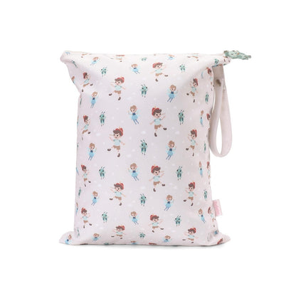 Bolsa Impermeable Wooden Boy de Tutete. Esta bolsa impermeable infantil es el accesorio perfecto para llevar la muda de recambio, la ropa sucia o los trajes de baño mojados de forma higiénica y cómoda. Su asa superior con botón a presión permite colgarla fácilmente del carrito del bebé o de la mochila escolar.