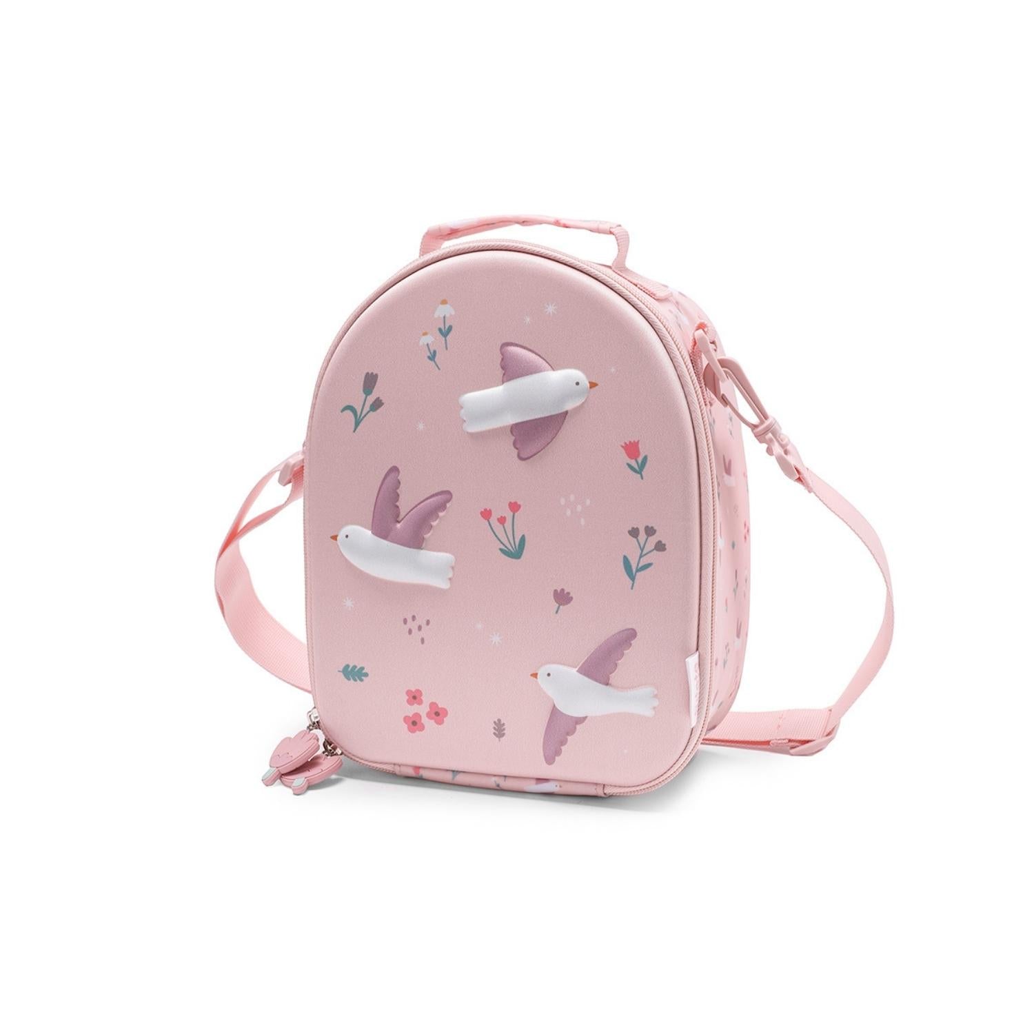 Bolsa Merienda Térmica Personalizable 3D Blossom birds (Pájaros). Esta bolsa térmica infantil es el accesorio escolar perfecto para el colegio o las excursiones, gracias a su amplio compartimento y a su llamativo relieve tridimensional. Cuenta con un bolsillo de rejilla lateral para la botella de agua y una etiqueta plastificada trasera ideal para poner los datos del peque