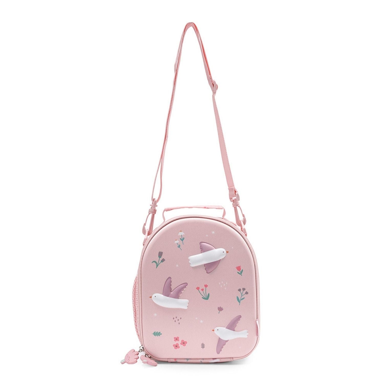 Bolsa Merienda Térmica Personalizable 3D Blossom birds (Pájaros). Esta bolsa térmica infantil es el accesorio escolar perfecto para el colegio o las excursiones, gracias a su amplio compartimento y a su llamativo relieve tridimensional. Cuenta con un bolsillo de rejilla lateral para la botella de agua y una etiqueta plastificada trasera ideal para poner los datos del peque