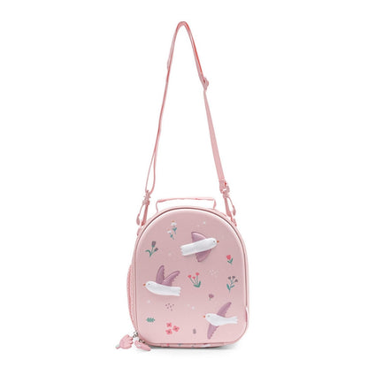 Bolsa Merienda Térmica Personalizable 3D Blossom birds (Pájaros). Esta bolsa térmica infantil es el accesorio escolar perfecto para el colegio o las excursiones, gracias a su amplio compartimento y a su llamativo relieve tridimensional. Cuenta con un bolsillo de rejilla lateral para la botella de agua y una etiqueta plastificada trasera ideal para poner los datos del peque