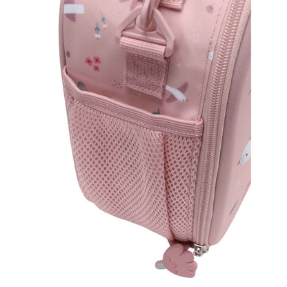Bolsa Merienda Térmica Personalizable 3D Blossom birds (Pájaros). Esta bolsa térmica infantil es el accesorio escolar perfecto para el colegio o las excursiones, gracias a su amplio compartimento y a su llamativo relieve tridimensional. Cuenta con un bolsillo de rejilla lateral para la botella de agua y una etiqueta plastificada trasera ideal para poner los datos del peque