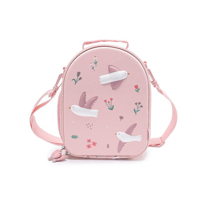 Bolsa Merienda Térmica Personalizable 3D Blossom birds (Pájaros). Esta bolsa térmica infantil es el accesorio escolar perfecto para el colegio o las excursiones, gracias a su amplio compartimento y a su llamativo relieve tridimensional. Cuenta con un bolsillo de rejilla lateral para la botella de agua y una etiqueta plastificada trasera ideal para poner los datos del peque