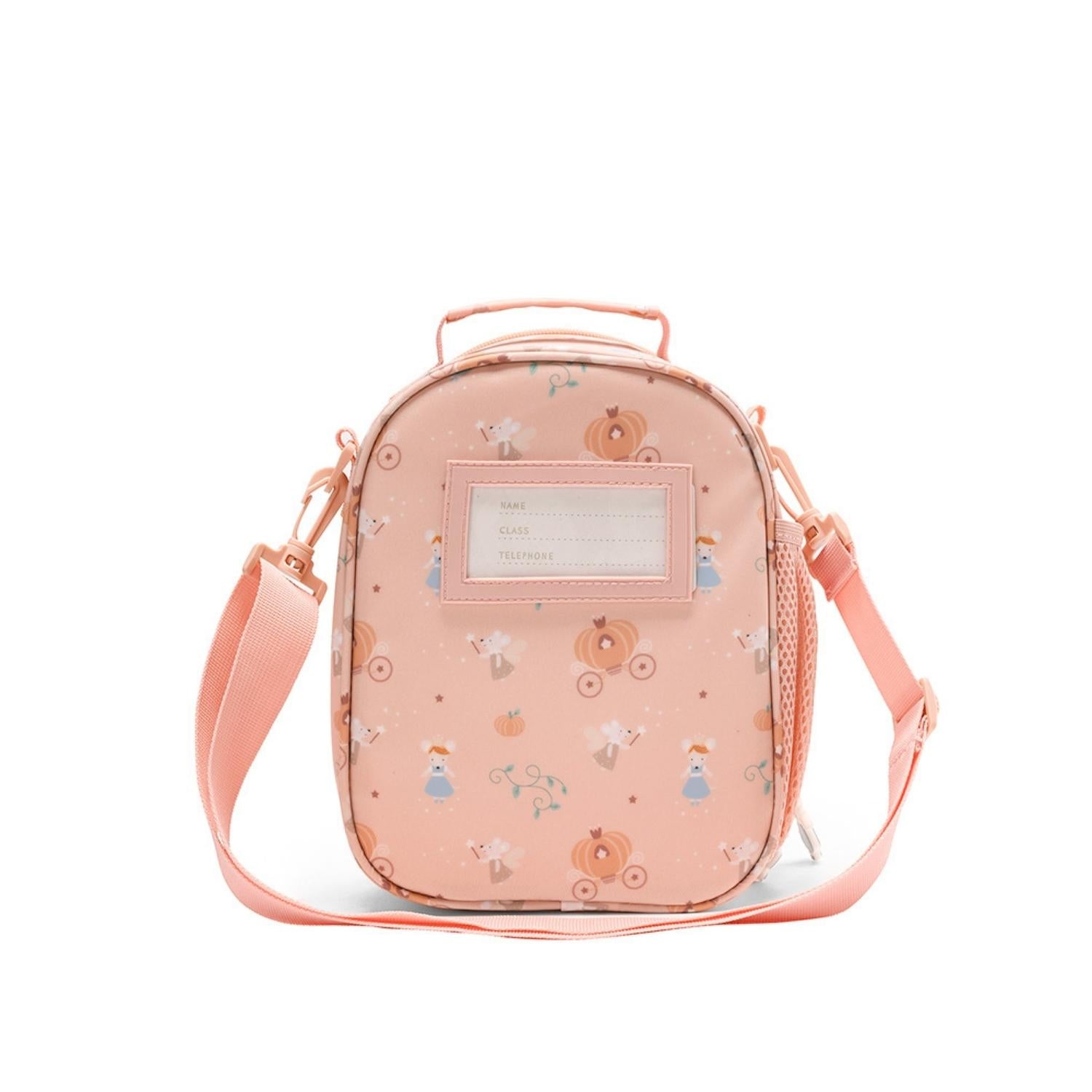 Bolsa Merienda Térmica Personalizable 3D Mouse Fairies (Cenicienta). Esta bolsa térmica infantil es el accesorio escolar perfecto para el colegio o las excursiones, gracias a su amplio compartimento y a su llamativo relieve tridimensional. Cuenta con un bolsillo de rejilla lateral para la botella de agua y una etiqueta plastificada trasera ideal para poner los datos del peque.