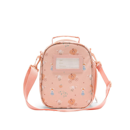 Bolsa Merienda Térmica Personalizable 3D Mouse Fairies (Cenicienta). Esta bolsa térmica infantil es el accesorio escolar perfecto para el colegio o las excursiones, gracias a su amplio compartimento y a su llamativo relieve tridimensional. Cuenta con un bolsillo de rejilla lateral para la botella de agua y una etiqueta plastificada trasera ideal para poner los datos del peque.