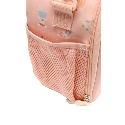 Bolsa Merienda Térmica Personalizable 3D Mouse Fairies (Cenicienta). Esta bolsa térmica infantil es el accesorio escolar perfecto para el colegio o las excursiones, gracias a su amplio compartimento y a su llamativo relieve tridimensional. Cuenta con un bolsillo de rejilla lateral para la botella de agua y una etiqueta plastificada trasera ideal para poner los datos del peque.