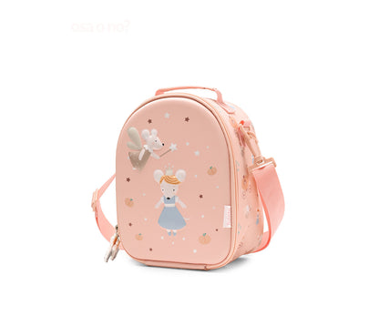 Bolsa Merienda Térmica Personalizable 3D Mouse Fairies (Cenicienta). Esta bolsa térmica infantil es el accesorio escolar perfecto para el colegio o las excursiones, gracias a su amplio compartimento y a su llamativo relieve tridimensional. Cuenta con un bolsillo de rejilla lateral para la botella de agua y una etiqueta plastificada trasera ideal para poner los datos del peque.