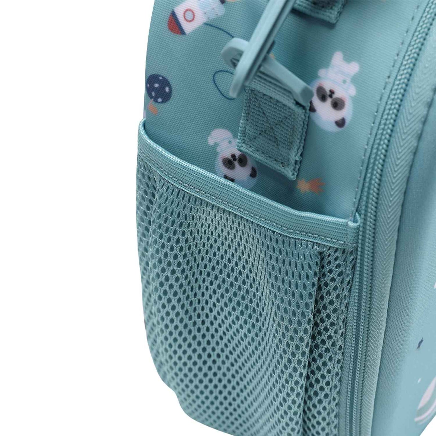 Bolsa Merienda Térmica Personalizable 3D Pandas in the space (Astronautas). Esta bolsa térmica infantil es el accesorio escolar perfecto para el colegio o las excursiones, gracias a su amplio compartimento y a su llamativo relieve tridimensional. Cuenta con un bolsillo de rejilla lateral para la botella de agua y una etiqueta plastificada trasera ideal para poner los datos del peque.