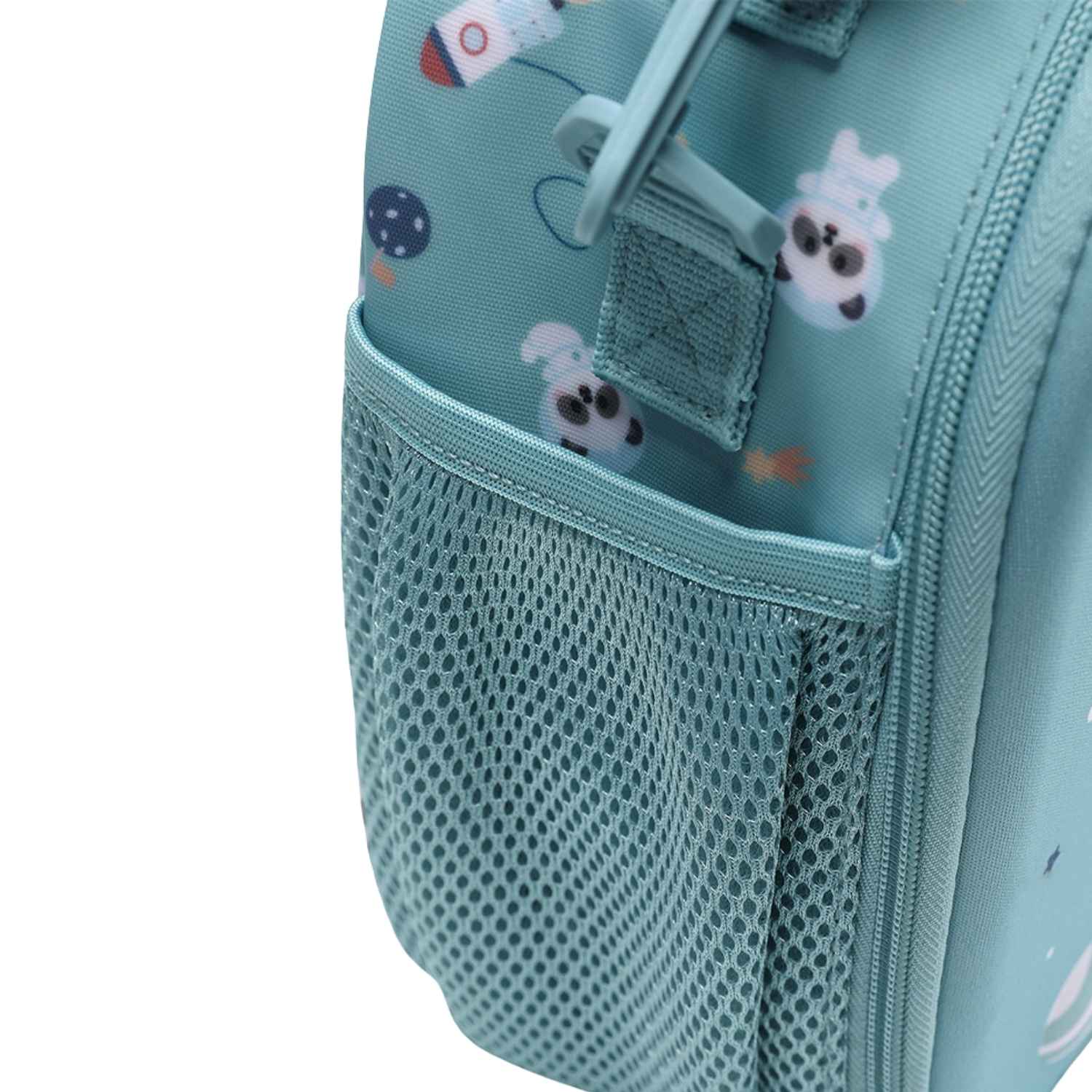 Bolsa Merienda Térmica Personalizable 3D Pandas in the space (Astronautas). Esta bolsa térmica infantil es el accesorio escolar perfecto para el colegio o las excursiones, gracias a su amplio compartimento y a su llamativo relieve tridimensional. Cuenta con un bolsillo de rejilla lateral para la botella de agua y una etiqueta plastificada trasera ideal para poner los datos del peque.