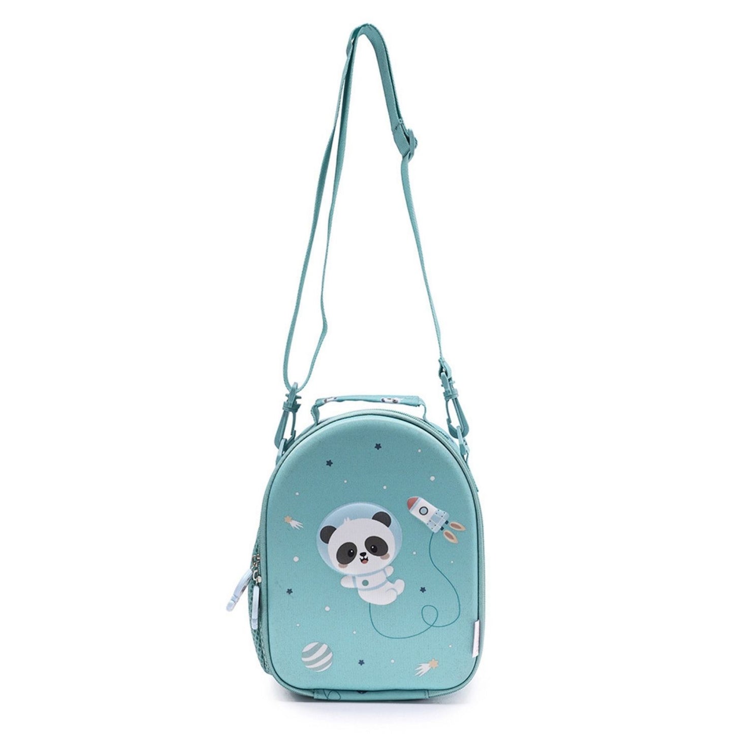 Bolsa Merienda Térmica Personalizable 3D Pandas in the space (Astronautas). Esta bolsa térmica infantil es el accesorio escolar perfecto para el colegio o las excursiones, gracias a su amplio compartimento y a su llamativo relieve tridimensional. Cuenta con un bolsillo de rejilla lateral para la botella de agua y una etiqueta plastificada trasera ideal para poner los datos del peque.
