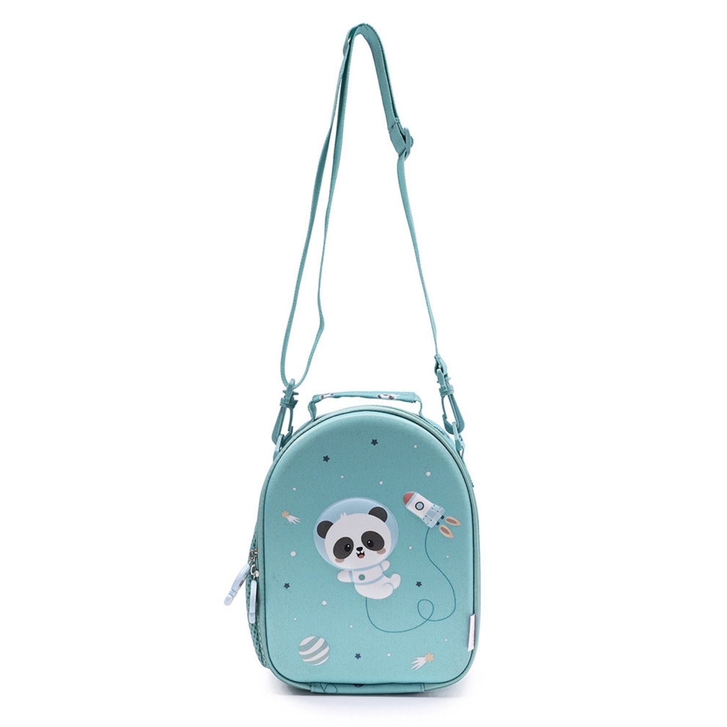 Bolsa Merienda Térmica Personalizable 3D Pandas in the space (Astronautas). Esta bolsa térmica infantil es el accesorio escolar perfecto para el colegio o las excursiones, gracias a su amplio compartimento y a su llamativo relieve tridimensional. Cuenta con un bolsillo de rejilla lateral para la botella de agua y una etiqueta plastificada trasera ideal para poner los datos del peque.