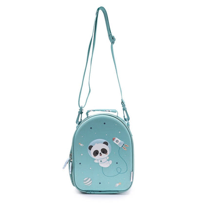 Bolsa Merienda Térmica Personalizable 3D Pandas in the space (Astronautas). Esta bolsa térmica infantil es el accesorio escolar perfecto para el colegio o las excursiones, gracias a su amplio compartimento y a su llamativo relieve tridimensional. Cuenta con un bolsillo de rejilla lateral para la botella de agua y una etiqueta plastificada trasera ideal para poner los datos del peque.
