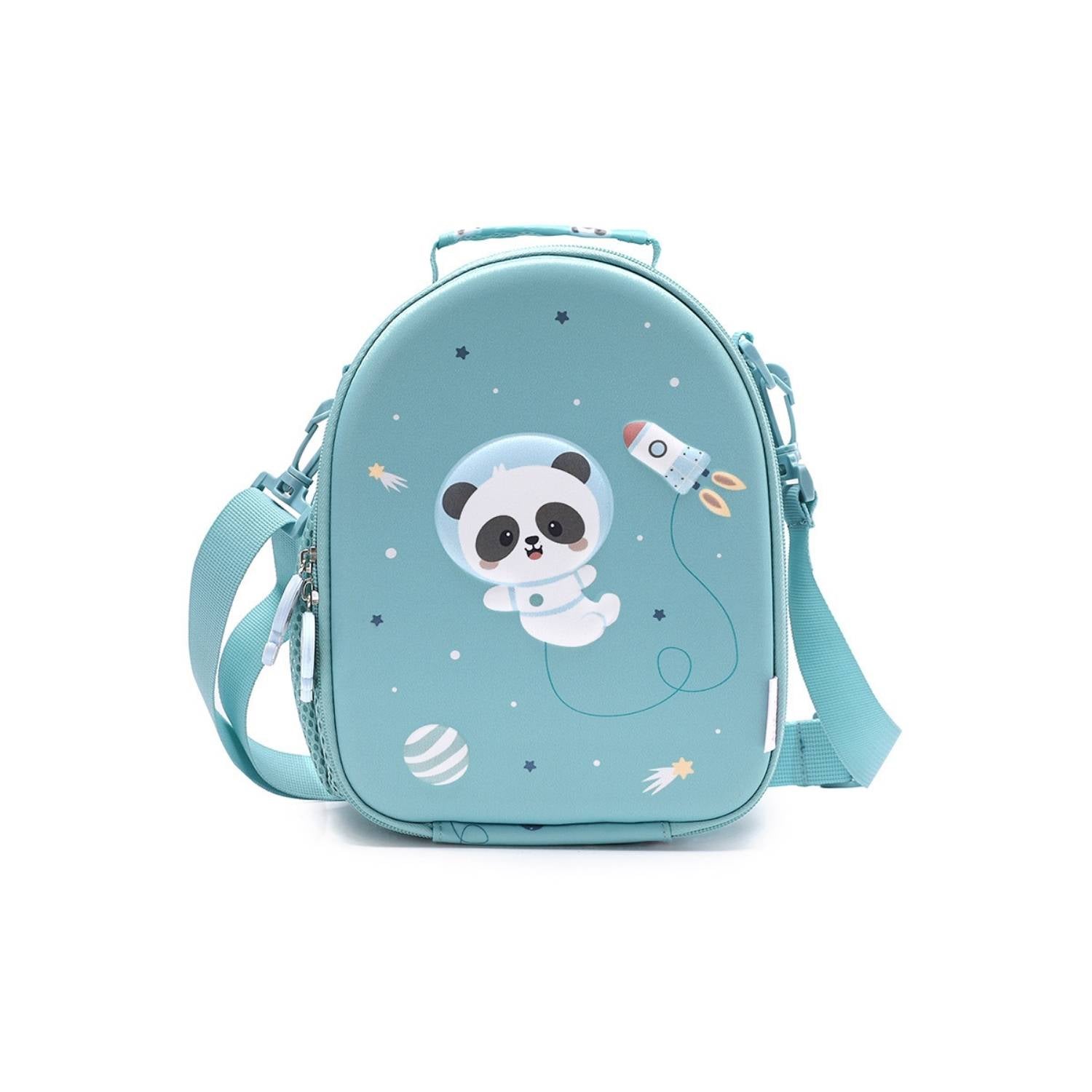 Bolsa Merienda Térmica Personalizable 3D Pandas in the space (Astronautas). Esta bolsa térmica infantil es el accesorio escolar perfecto para el colegio o las excursiones, gracias a su amplio compartimento y a su llamativo relieve tridimensional. Cuenta con un bolsillo de rejilla lateral para la botella de agua y una etiqueta plastificada trasera ideal para poner los datos del peque.
