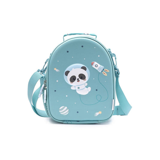 Bolsa Merienda Térmica Personalizable 3D Pandas in the space (Astronautas). Esta bolsa térmica infantil es el accesorio escolar perfecto para el colegio o las excursiones, gracias a su amplio compartimento y a su llamativo relieve tridimensional. Cuenta con un bolsillo de rejilla lateral para la botella de agua y una etiqueta plastificada trasera ideal para poner los datos del peque.