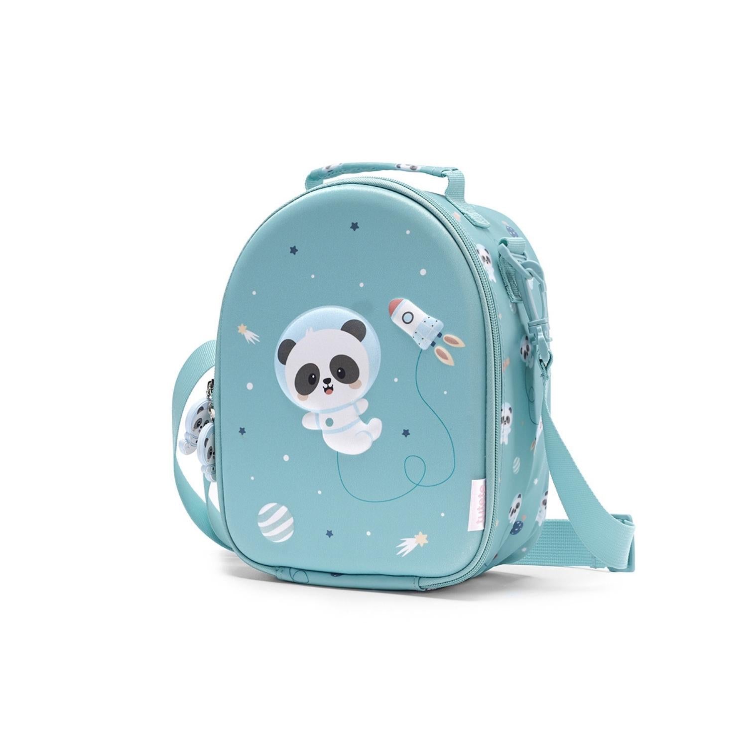 Bolsa Merienda Térmica Personalizable 3D Pandas in the space (Astronautas). Esta bolsa térmica infantil es el accesorio escolar perfecto para el colegio o las excursiones, gracias a su amplio compartimento y a su llamativo relieve tridimensional. Cuenta con un bolsillo de rejilla lateral para la botella de agua y una etiqueta plastificada trasera ideal para poner los datos del peque.