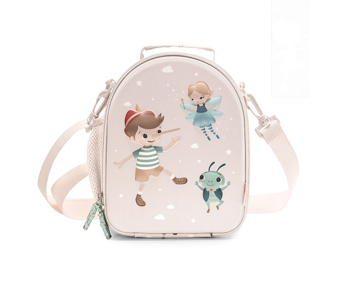 Bolsa Merienda Térmica Personalizable 3D Wooden boy (Pinocho). Esta bolsa térmica infantil es el accesorio escolar perfecto para el colegio o las excursiones, gracias a su amplio compartimento y a su llamativo relieve tridimensional. Cuenta con un bolsillo de rejilla lateral para la botella de agua y una etiqueta plastificada trasera ideal para poner los datos del peque.
