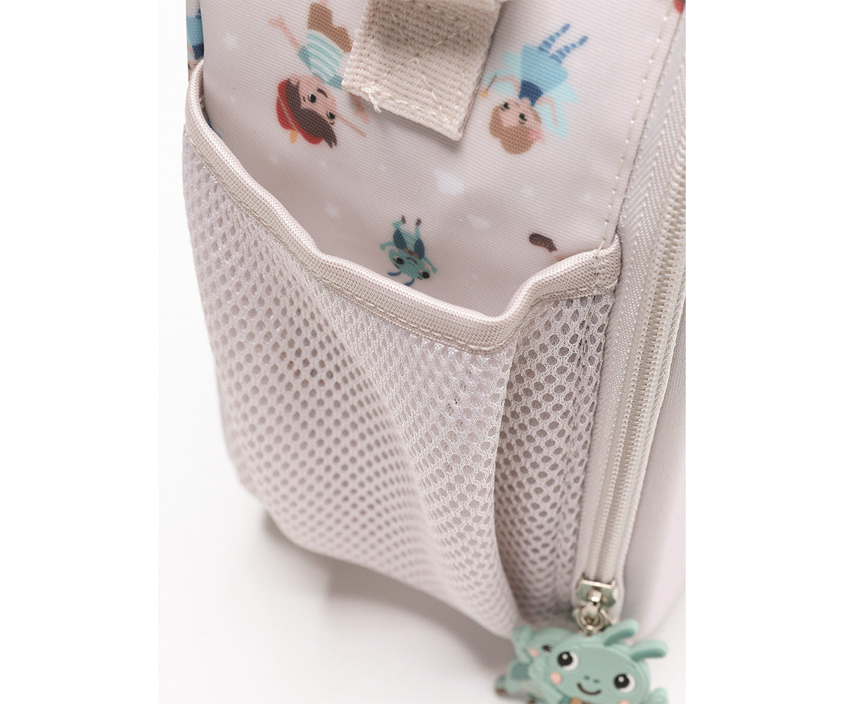 Bolsa Merienda Térmica Personalizable 3D Wooden boy (Pinocho). Esta bolsa térmica infantil es el accesorio escolar perfecto para el colegio o las excursiones, gracias a su amplio compartimento y a su llamativo relieve tridimensional. Cuenta con un bolsillo de rejilla lateral para la botella de agua y una etiqueta plastificada trasera ideal para poner los datos del peque.