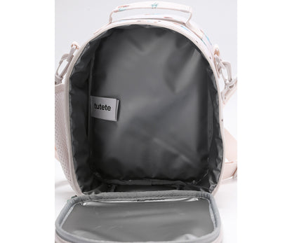 Bolsa Merienda Térmica Personalizable 3D Wooden boy (Pinocho). Esta bolsa térmica infantil es el accesorio escolar perfecto para el colegio o las excursiones, gracias a su amplio compartimento y a su llamativo relieve tridimensional. Cuenta con un bolsillo de rejilla lateral para la botella de agua y una etiqueta plastificada trasera ideal para poner los datos del peque.