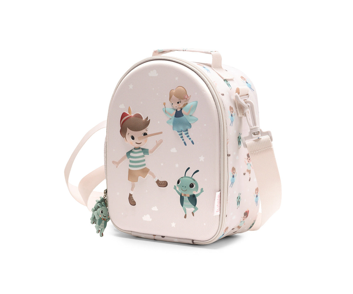 Bolsa Merienda Térmica Personalizable 3D Wooden boy (Pinocho). Esta bolsa térmica infantil es el accesorio escolar perfecto para el colegio o las excursiones, gracias a su amplio compartimento y a su llamativo relieve tridimensional. Cuenta con un bolsillo de rejilla lateral para la botella de agua y una etiqueta plastificada trasera ideal para poner los datos del peque.