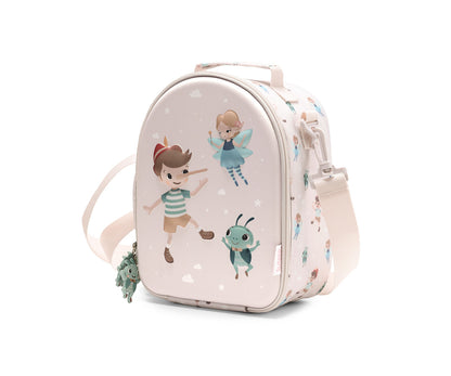 Bolsa Merienda Térmica Personalizable 3D Wooden boy (Pinocho). Esta bolsa térmica infantil es el accesorio escolar perfecto para el colegio o las excursiones, gracias a su amplio compartimento y a su llamativo relieve tridimensional. Cuenta con un bolsillo de rejilla lateral para la botella de agua y una etiqueta plastificada trasera ideal para poner los datos del peque.