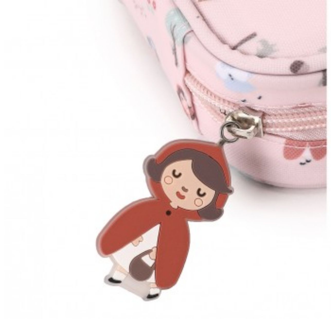 La bolsa sanitaria infantil Caperucita de Tutete es la solución perfecta para llevar lo esencial de primeros auxilios siempre a mano. Compacta, resistente y con un diseño que enamora, está pensada para acompañar a tu peque al cole, a excursiones o en cualquier salida.

Confeccionada en materiales reciclados (RPET + PEVA), ofrece un interior aislante y acolchado que protege medicamentos, tiritas o productos de higiene de la humedad y los golpes. Sus tres bolsillos de malla permiten mantener todo bien organiz