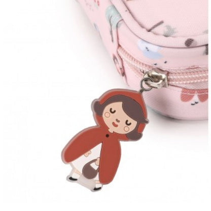 La bolsa sanitaria infantil Caperucita de Tutete es la solución perfecta para llevar lo esencial de primeros auxilios siempre a mano. Compacta, resistente y con un diseño que enamora, está pensada para acompañar a tu peque al cole, a excursiones o en cualquier salida.

Confeccionada en materiales reciclados (RPET + PEVA), ofrece un interior aislante y acolchado que protege medicamentos, tiritas o productos de higiene de la humedad y los golpes. Sus tres bolsillos de malla permiten mantener todo bien organiz
