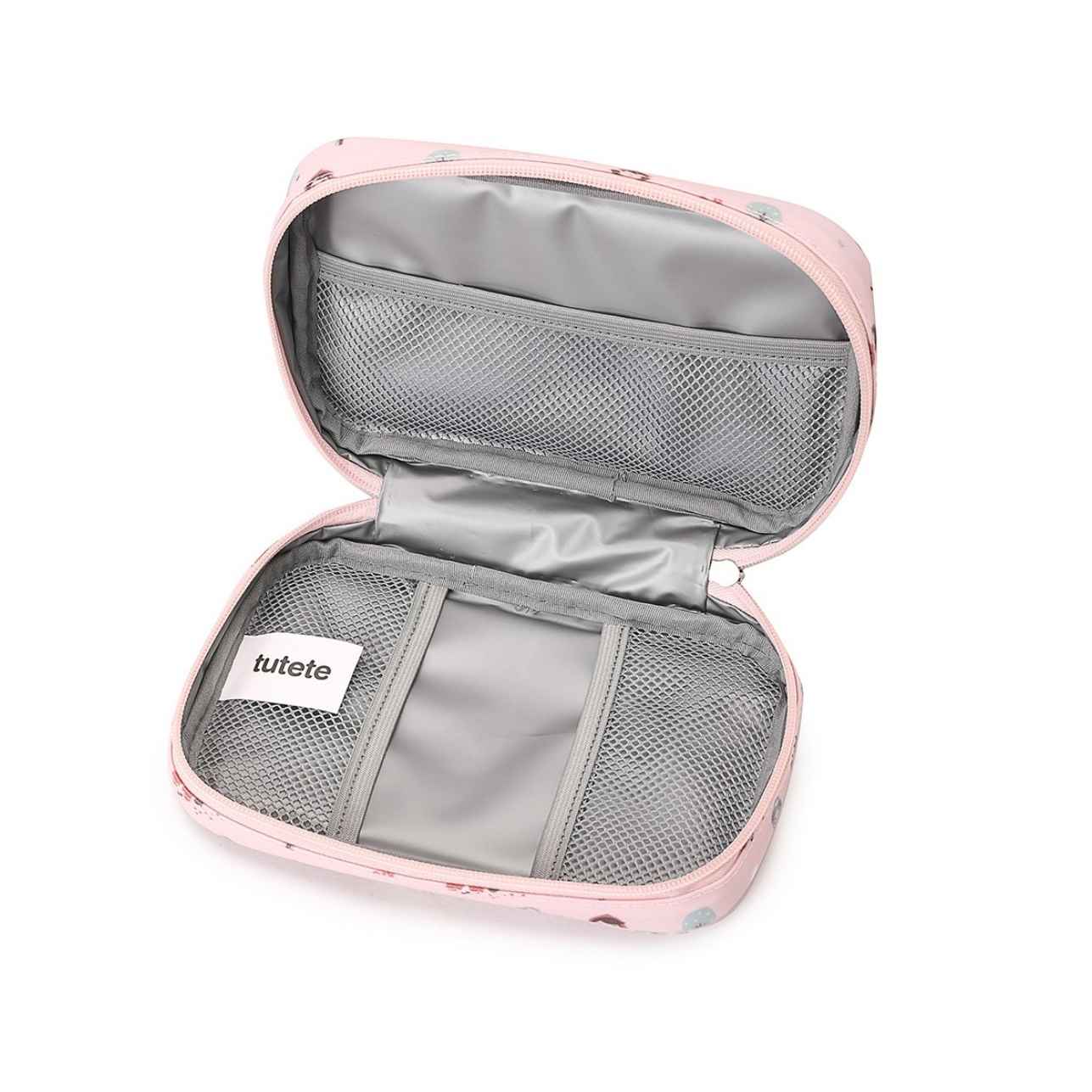 La bolsa sanitaria infantil Caperucita de Tutete es la solución perfecta para llevar lo esencial de primeros auxilios siempre a mano. Compacta, resistente y con un diseño que enamora, está pensada para acompañar a tu peque al cole, a excursiones o en cualquier salida.

Confeccionada en materiales reciclados (RPET + PEVA), ofrece un interior aislante y acolchado que protege medicamentos, tiritas o productos de higiene de la humedad y los golpes. Sus tres bolsillos de malla permiten mantener todo bien organiz