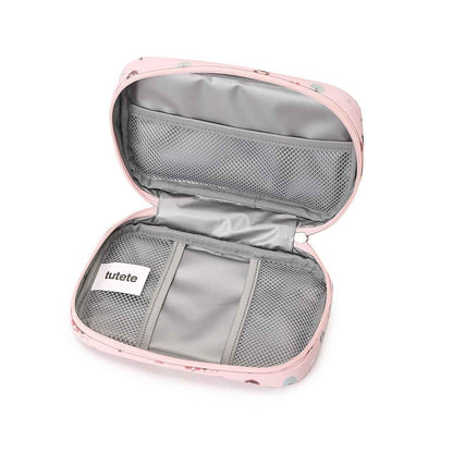 La bolsa sanitaria infantil Caperucita de Tutete es la solución perfecta para llevar lo esencial de primeros auxilios siempre a mano. Compacta, resistente y con un diseño que enamora, está pensada para acompañar a tu peque al cole, a excursiones o en cualquier salida.

Confeccionada en materiales reciclados (RPET + PEVA), ofrece un interior aislante y acolchado que protege medicamentos, tiritas o productos de higiene de la humedad y los golpes. Sus tres bolsillos de malla permiten mantener todo bien organiz
