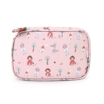 La bolsa sanitaria infantil Caperucita de Tutete es la solución perfecta para llevar lo esencial de primeros auxilios siempre a mano. Compacta, resistente y con un diseño que enamora, está pensada para acompañar a tu peque al cole, a excursiones o en cualquier salida.

Confeccionada en materiales reciclados (RPET + PEVA), ofrece un interior aislante y acolchado que protege medicamentos, tiritas o productos de higiene de la humedad y los golpes. Sus tres bolsillos de malla permiten mantener todo bien organiz