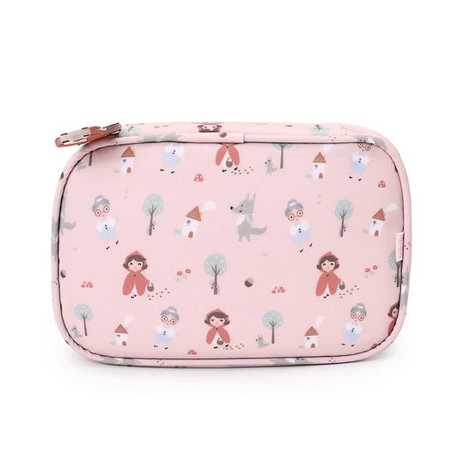 La bolsa sanitaria infantil Caperucita de Tutete es la solución perfecta para llevar lo esencial de primeros auxilios siempre a mano. Compacta, resistente y con un diseño que enamora, está pensada para acompañar a tu peque al cole, a excursiones o en cualquier salida.

Confeccionada en materiales reciclados (RPET + PEVA), ofrece un interior aislante y acolchado que protege medicamentos, tiritas o productos de higiene de la humedad y los golpes. Sus tres bolsillos de malla permiten mantener todo bien organiz