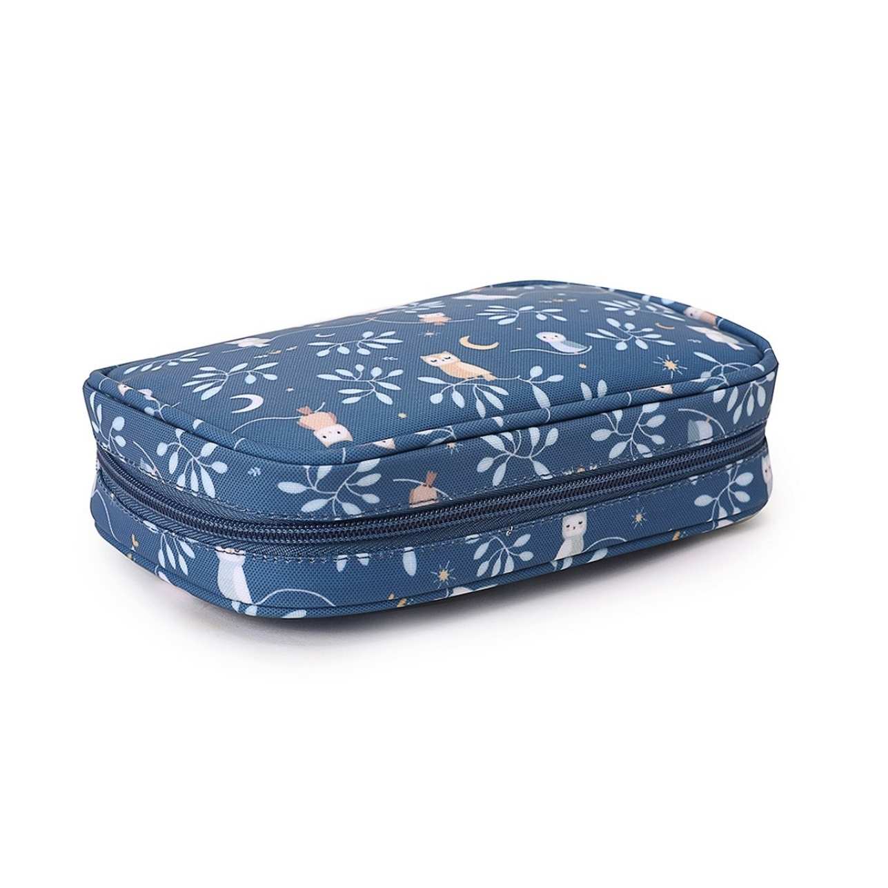 bolsa sanitaria infantil Magical Forest de Tutete es la solución perfecta para llevar lo esencial de primeros auxilios siempre a mano. Compacta, resistente y con un diseño que enamora, está pensada para acompañar a tu peque al cole, a excursiones o en cualquier salida.

Confeccionada en materiales reciclados (RPET + PEVA), ofrece un interior aislante y acolchado que protege medicamentos, tiritas o productos de higiene de la humedad y los golpes. Sus tres bolsillos de malla permiten mantener todo bien organi
