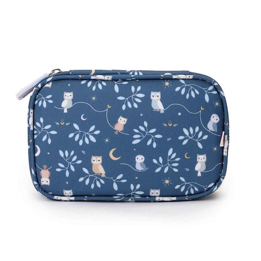 bolsa sanitaria infantil Magical Forest de Tutete es la solución perfecta para llevar lo esencial de primeros auxilios siempre a mano. Compacta, resistente y con un diseño que enamora, está pensada para acompañar a tu peque al cole, a excursiones o en cualquier salida.

Confeccionada en materiales reciclados (RPET + PEVA), ofrece un interior aislante y acolchado que protege medicamentos, tiritas o productos de higiene de la humedad y los golpes. Sus tres bolsillos de malla permiten mantener todo bien organi