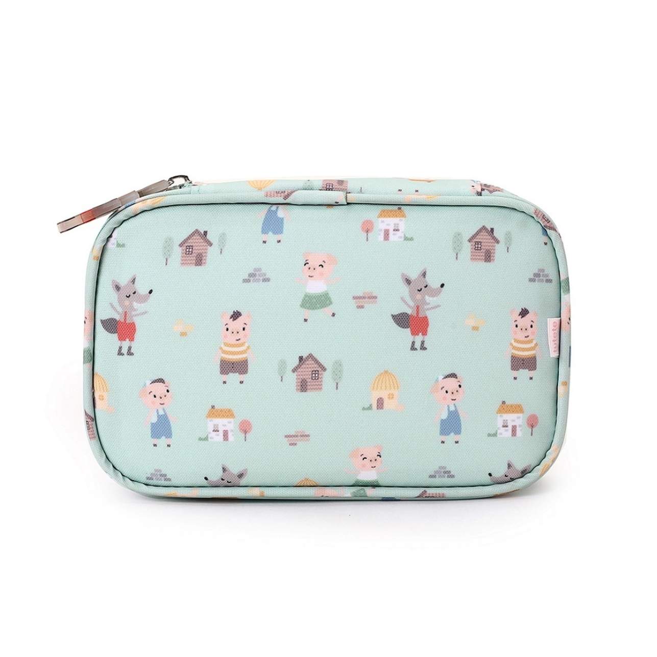 bolsa sanitaria infantil Geometric Natura de Tutete es la solución perfecta para llevar lo esencial de primeros auxilios siempre a mano. Compacta, resistente y con un diseño que enamora, está pensada para acompañar a tu peque al cole, a excursiones o en cualquier salida.

Confeccionada en materiales reciclados (RPET + PEVA), ofrece un interior aislante y acolchado que protege medicamentos, tiritas o productos de higiene de la humedad y los golpes. Sus tres bolsillos de malla permiten mantener todo bien orga