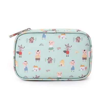 bolsa sanitaria infantil Geometric Natura de Tutete es la solución perfecta para llevar lo esencial de primeros auxilios siempre a mano. Compacta, resistente y con un diseño que enamora, está pensada para acompañar a tu peque al cole, a excursiones o en cualquier salida.

Confeccionada en materiales reciclados (RPET + PEVA), ofrece un interior aislante y acolchado que protege medicamentos, tiritas o productos de higiene de la humedad y los golpes. Sus tres bolsillos de malla permiten mantener todo bien orga