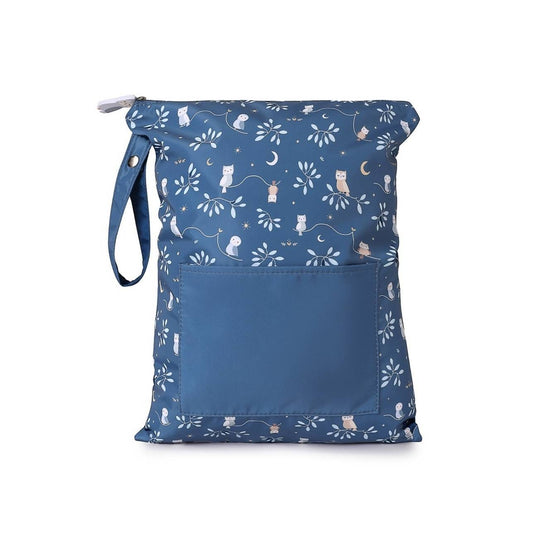 a Bolsa Impermeable Magical Forest&nbsp; Personalizable de Tutete es justo lo que necesitas.


Esta bolsa es perfecta para llevar la muda de recambio a la escuela infantil o para guardar la ropa mojada o manchada después de una clase de natación. ¡Incluso es ideal para llevar la ropa interior cuando estás de viaje! El tamaño cómodo y versátil de la bolsa te permitirá llevar todo lo que necesitas.