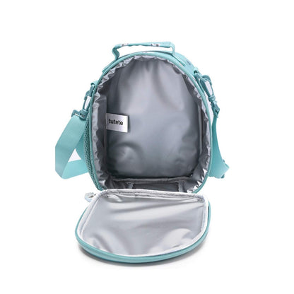 Bolsa Merienda Térmica Personalizable 3D Pandas in the space (Astronautas). Esta bolsa térmica infantil es el accesorio escolar perfecto para el colegio o las excursiones, gracias a su amplio compartimento y a su llamativo relieve tridimensional. Cuenta con un bolsillo de rejilla lateral para la botella de agua y una etiqueta plastificada trasera ideal para poner los datos del peque.