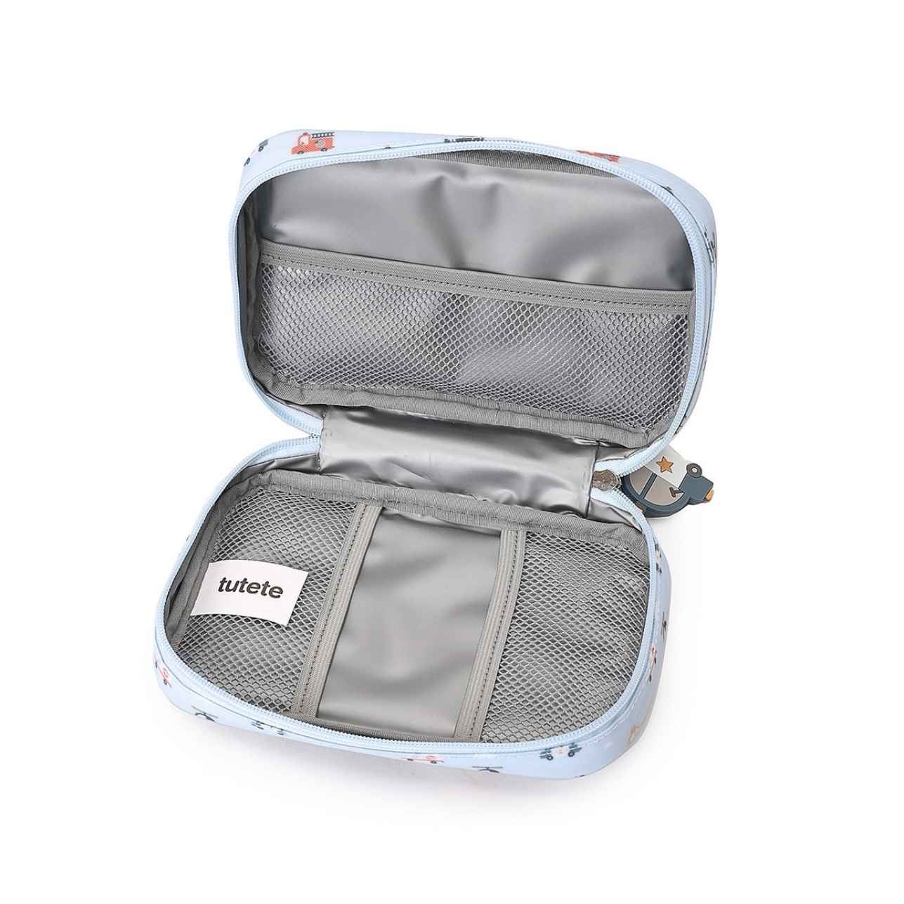  La bolsa sanitaria infantil City Cars de Tutete es la solución perfecta para llevar lo esencial de primeros auxilios siempre a mano. Compacta, resistente y con un diseño que enamora, está pensada para acompañar a tu peque al cole, a excursiones o en cualquier salida.

Confeccionada en materiales reciclados (RPET + PEVA), ofrece un interior aislante y acolchado que protege medicamentos, tiritas o productos de higiene de la humedad y los golpes. Sus tres bolsillos de malla permiten mantener todo bien organiz