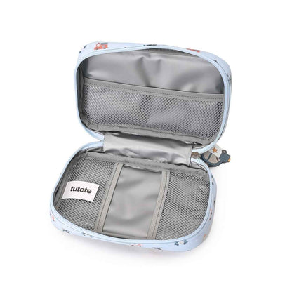  La bolsa sanitaria infantil City Cars de Tutete es la solución perfecta para llevar lo esencial de primeros auxilios siempre a mano. Compacta, resistente y con un diseño que enamora, está pensada para acompañar a tu peque al cole, a excursiones o en cualquier salida.

Confeccionada en materiales reciclados (RPET + PEVA), ofrece un interior aislante y acolchado que protege medicamentos, tiritas o productos de higiene de la humedad y los golpes. Sus tres bolsillos de malla permiten mantener todo bien organiz