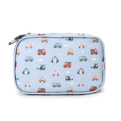  La bolsa sanitaria infantil City Cars de Tutete es la solución perfecta para llevar lo esencial de primeros auxilios siempre a mano. Compacta, resistente y con un diseño que enamora, está pensada para acompañar a tu peque al cole, a excursiones o en cualquier salida.

Confeccionada en materiales reciclados (RPET + PEVA), ofrece un interior aislante y acolchado que protege medicamentos, tiritas o productos de higiene de la humedad y los golpes. Sus tres bolsillos de malla permiten mantener todo bien organiz