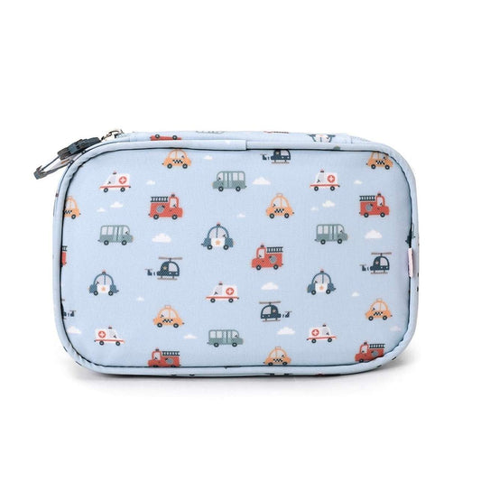  La bolsa sanitaria infantil City Cars de Tutete es la solución perfecta para llevar lo esencial de primeros auxilios siempre a mano. Compacta, resistente y con un diseño que enamora, está pensada para acompañar a tu peque al cole, a excursiones o en cualquier salida.

Confeccionada en materiales reciclados (RPET + PEVA), ofrece un interior aislante y acolchado que protege medicamentos, tiritas o productos de higiene de la humedad y los golpes. Sus tres bolsillos de malla permiten mantener todo bien organiz