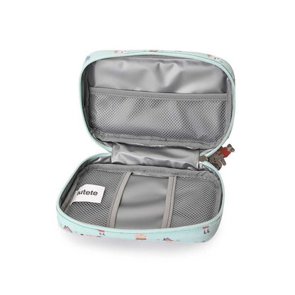 bolsa sanitaria infantil Geometric Natura de Tutete es la solución perfecta para llevar lo esencial de primeros auxilios siempre a mano. Compacta, resistente y con un diseño que enamora, está pensada para acompañar a tu peque al cole, a excursiones o en cualquier salida.

Confeccionada en materiales reciclados (RPET + PEVA), ofrece un interior aislante y acolchado que protege medicamentos, tiritas o productos de higiene de la humedad y los golpes. Sus tres bolsillos de malla permiten mantener todo bien orga