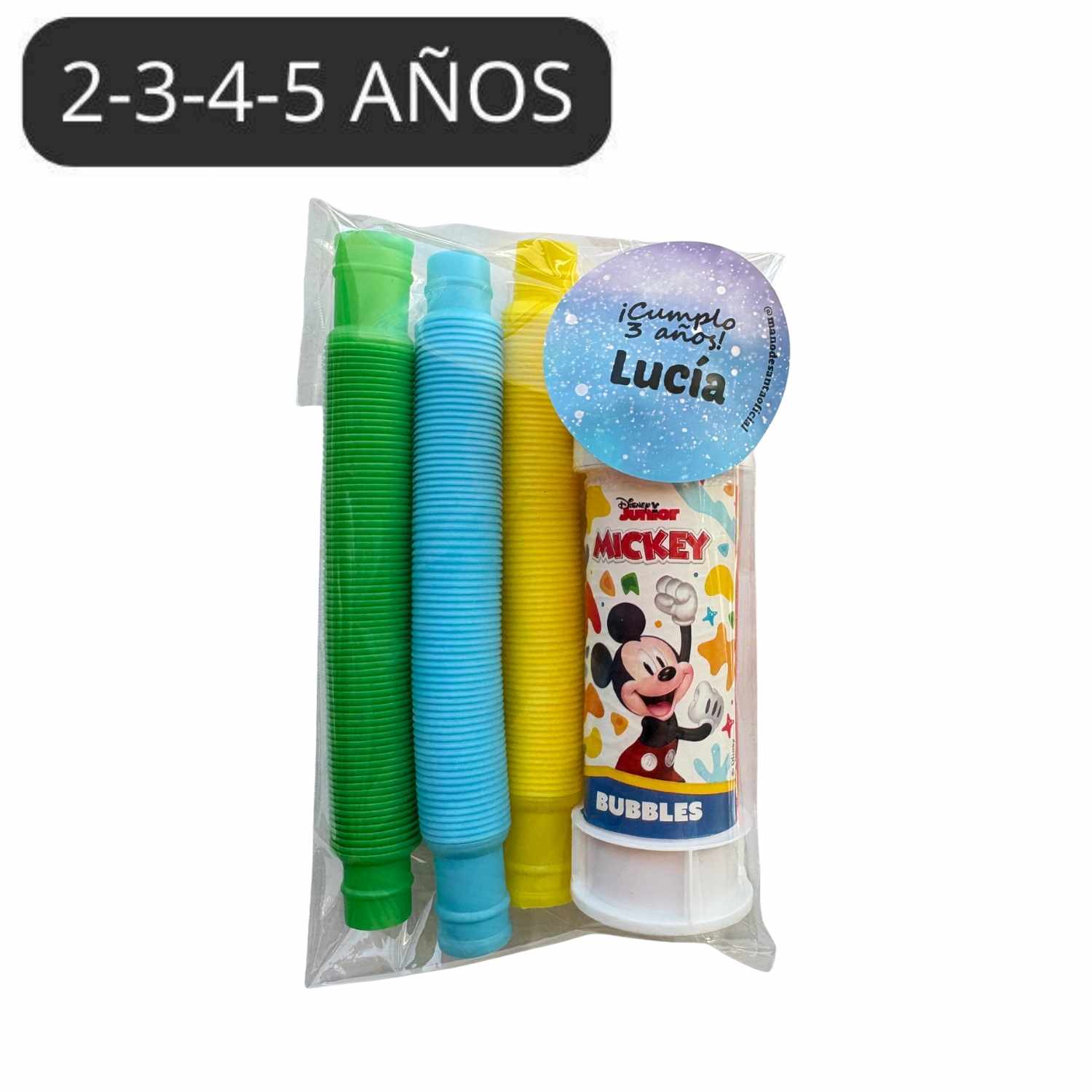 Pues esta bolsita es nuestro preparado para invitados TOP VENTAS en especial para esos chiquitines de entre 2-5 años.

Siempre os vamos a regalar el embolsado y la pegatina (o bien la nuestra o la que lleve el nombre de vuestro cumpleañero, comulgante etc. ), las bolsitas van listas para ser entregadas ¡Una preocupación menos!