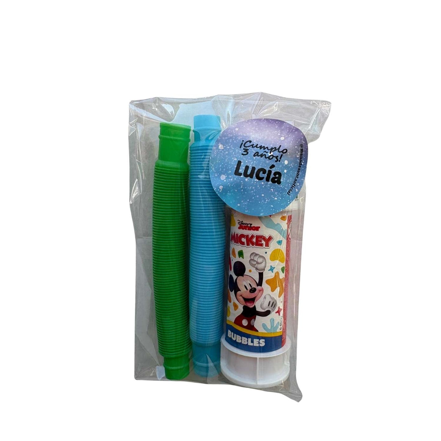 Pues esta bolsita es nuestro preparado para invitados TOP VENTAS en especial para esos chiquitines de entre 2-5 años.

Siempre os vamos a regalar el embolsado y la pegatina (o bien la nuestra o la que lleve el nombre de vuestro cumpleañero, comulgante etc. ), las bolsitas van listas para ser entregadas ¡Una preocupación menos!