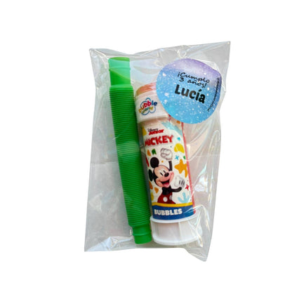 Pues esta bolsita es nuestro preparado para invitados TOP VENTAS en especial para esos chiquitines de entre 2-5 años.

Siempre os vamos a regalar el embolsado y la pegatina (o bien la nuestra o la que lleve el nombre de vuestro cumpleañero, comulgante etc. ), las bolsitas van listas para ser entregadas ¡Una preocupación menos!