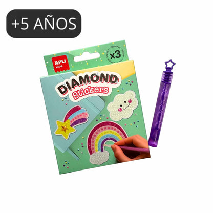 ¡Detalle de cumple top! 💎 Bolsita con manualidad de pegatinas de diamantes y mini pompero. Diversión creativa y segura en www.manodesantaoficial.es.