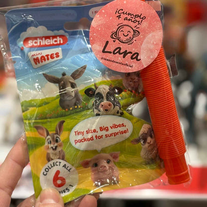 Bolsita de regalo para cumpleaños con figura sorpresa Mini Mates de Schleich y tubo extensible sensorial. El detalle perfecto, original y educativo para tus invitados.