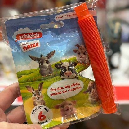 Bolsita de regalo para cumpleaños con figura sorpresa Mini Mates de Schleich y tubo extensible sensorial. El detalle perfecto, original y educativo para tus invitados.