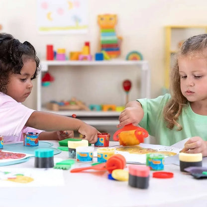 ¿Necesitas una bolsita para los más pequeños de la clase? Que te parece esta opción: un tarro de 35ml de pinutra de dedos SUPERLAVABLE y apta para los más pequeñitos&nbsp; absolutamente segura, SIN GLUTEN y dos espumas para estampar de formas surtidas&nbsp; absolutamente seguros y una libreta de animalistos surtida&nbsp; ¡Todo se envía en colores surtidos y es una auténtica explosión de color y creatividad!